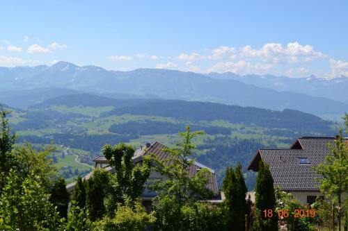 a view of a valley with mountains and houses at Panorama in Sulzberg