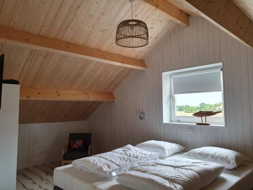 un dormitorio con una cama y una ventana en De Bonte beleving, en Oostkapelle