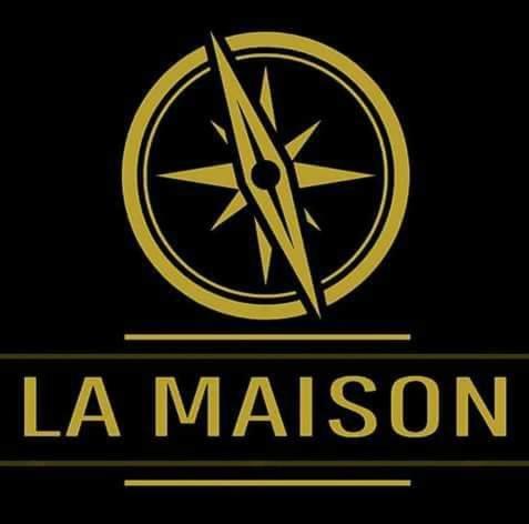 a gold clock with the name of a la maison at La Maison in Toamasina