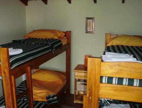 Habitación con 2 literas en una habitación en Rocío de Luz en San Clemente del Tuyú
