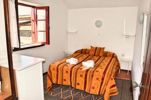 een slaapkamer met een bed met twee handdoeken erop bij Solario dos Pinheiros - Pines Solarium in Esposende