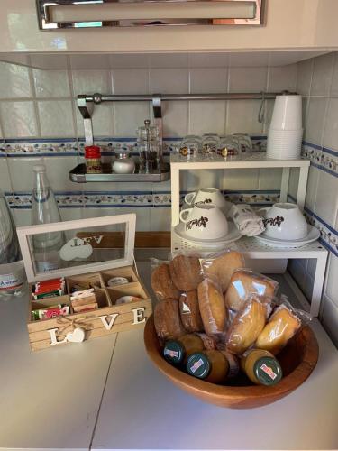 een keuken met een bord eten op een aanrecht bij Casa le valli in Cantagrillo