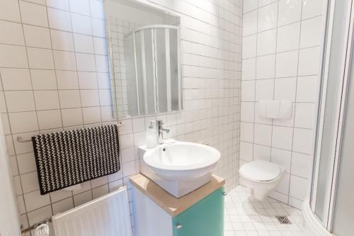 uma casa de banho branca com um lavatório e um WC em Hotel Keilir by Reykjavik Keflavik Airport em Keflavík