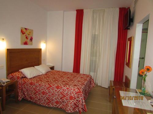 Una cama o camas en una habitación de Hotel Goartín