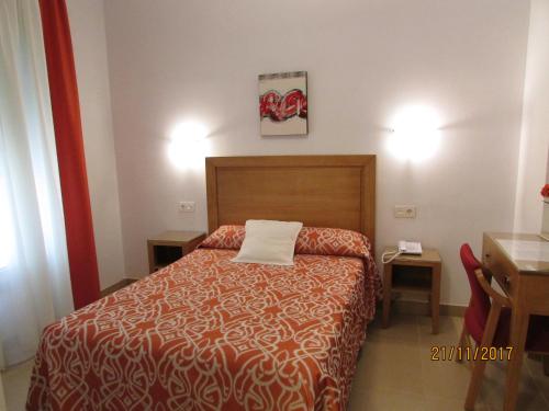 Una cama o camas en una habitación de Hotel Goartín