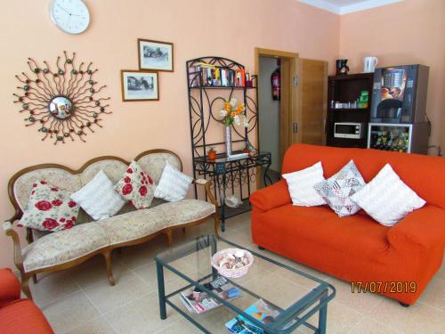 Sala de estar con 2 sofás y mesa en Hotel Goartín, en Málaga