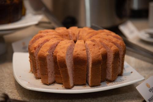 a bundt cake sitting on a plate on a counter at Getúllio Hotel in Cuiabá
