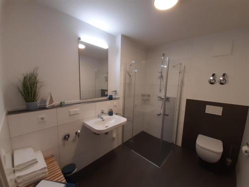 een badkamer met een wastafel, een douche en een toilet bij Küstenbude No.6 Büsum Zentrum in Büsum