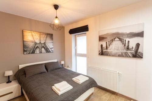 a bedroom with a bed and a view of a bridge at Tymon Apartament przy deptaku in Szczawno-Zdrój