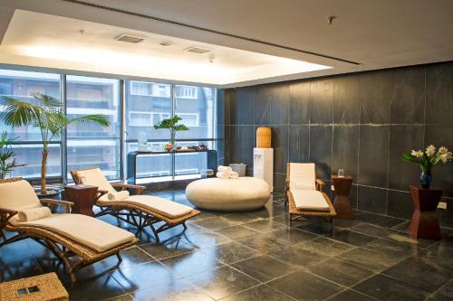 a waiting room with chairs and a table at Mio Buenos Aires in Buenos Aires