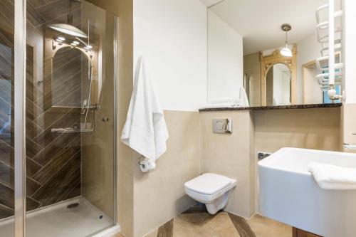 a bathroom with a toilet and a sink and a shower at Apartament Zawrat Kościelisko in Kościelisko