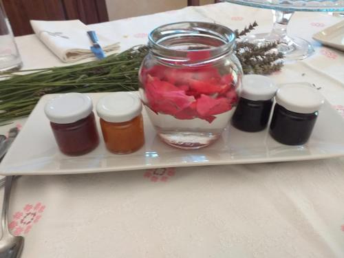 a plate with a glass jar of jam and a jar of pickles at Domus Ansantica in Villamaina