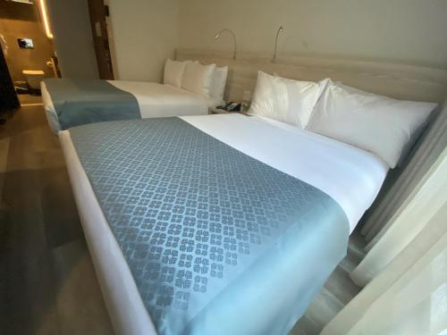 a large bed in a hotel room at Wingate by Wyndham New York Midtown South/5th Ave in New York