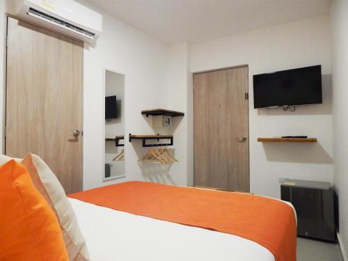 TV a/nebo společenská místnost v ubytování ETHNIC Thematic Hotel