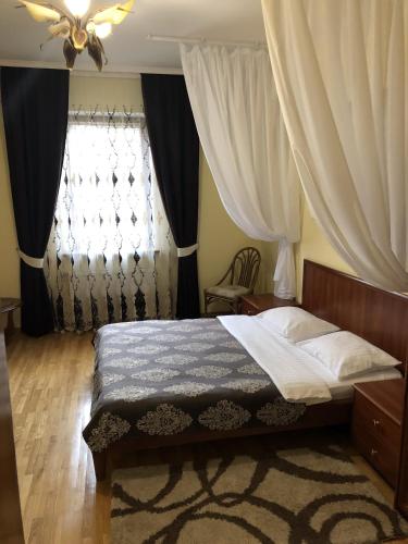 Ein Bett oder Betten in einem Zimmer der Unterkunft Europe Hotel Brody