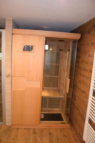 pusta sauna z drewnianymi drzwiami w pokoju w obiekcie chalupa U Troubilů w mieście Rváčov