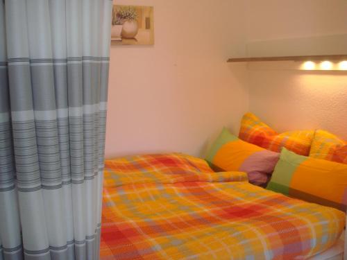 ein Schlafzimmer mit einem Bett mit einer karierten Decke in der Unterkunft Geeste 1 in Bremerhaven