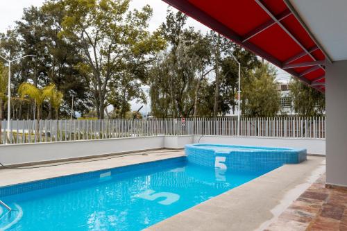 Bazén v ubytování Hotel 5 Inn Plus nebo v jeho okolí