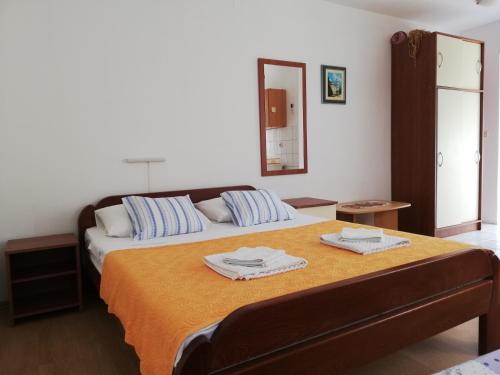 - une chambre avec un lit et 2 serviettes dans l'établissement Apartments Nada - 100 m from beach, à Kali