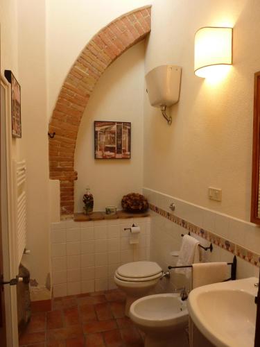 un baño con inodoro y lavabo en Podere Pietreta, en Radicofani