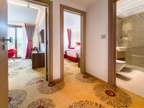 a hotel room with a bed and a mirror at Hotel Buket Zlatibor in Zlatibor