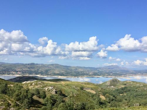 a view of a large lake in the mountains at Janelas da Cabreira in Campos