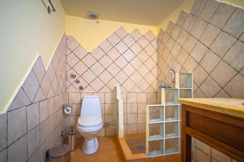 尼恩奧提隆的住宿－歐納爾瑪尼套房酒店，一间带卫生间和水槽的浴室