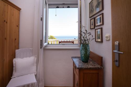 a room with a vase on a table and a window at Villa Katja in Sumartin