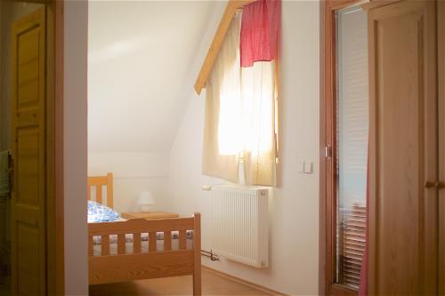Ένα ή περισσότερα κρεβάτια σε δωμάτιο στο Tourist Farm Rooms Lovrec