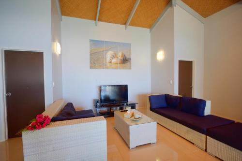 Una televisión o centro de entretenimiento en Ocean Spray Villas