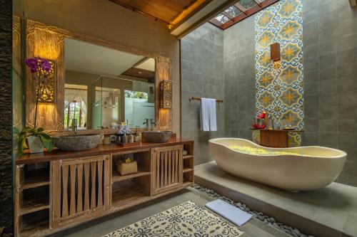 Ένα μπάνιο στο Bliss Ubud Luxury Villa