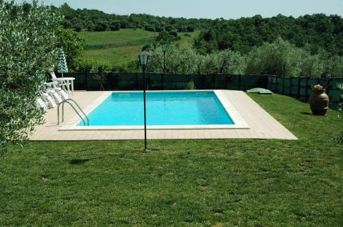 a swimming pool in the middle of a yard at Casale il Colle Deruta in Deruta