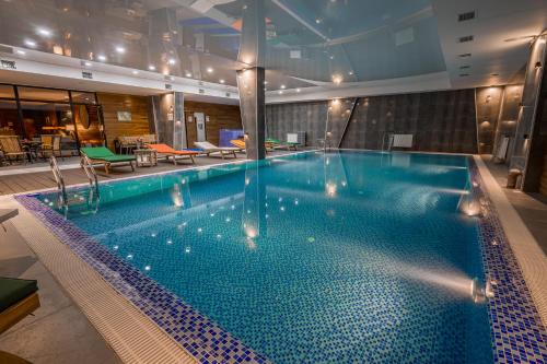 ein großer Swimmingpool in einem Hotelzimmer in der Unterkunft New Gudauri M&N in Gudauri