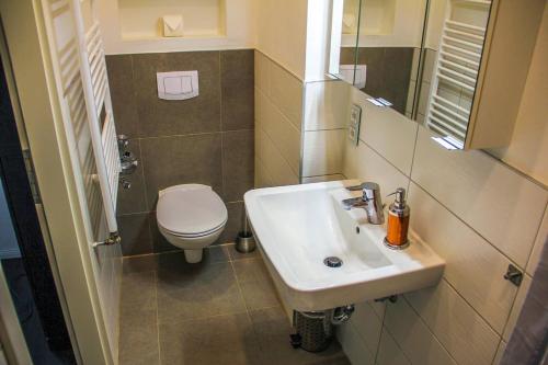 Bilik mandi di EXKLUSIVE 2 Zimmer Wohnung mit Balkon in Top Lage!