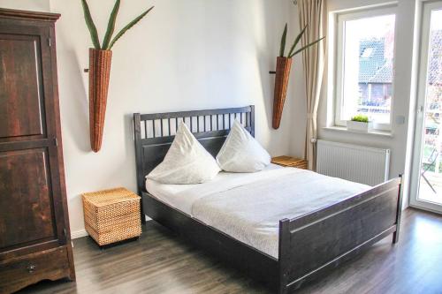 布萊梅的住宿－EXKLUSIVE 2 Zimmer Wohnung mit Balkon in Top Lage!，一间卧室配有一张带两个枕头的床