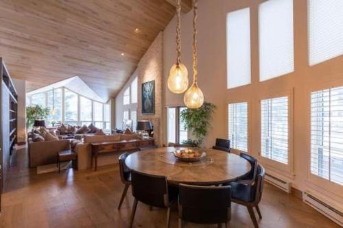 ein großes Wohnzimmer mit Tisch und Couch in der Unterkunft Northwoods Private Penthouse in Vail