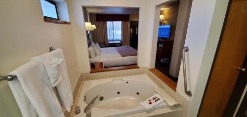 Ванна кімната в Baymont by Wyndham Seattle/Kirkland WA