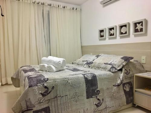 A bed or beds in a room at Porto Plaza Flat - 404