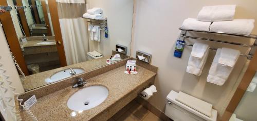 Ένα μπάνιο στο Baymont by Wyndham Seattle/Kirkland WA