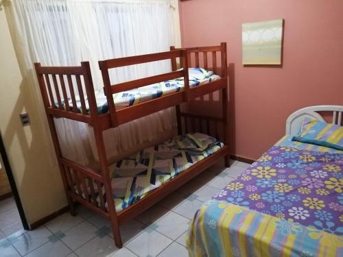 - une chambre avec deux lits superposés et un lit dans l'établissement Casa Hospedaje Playas, à Playas