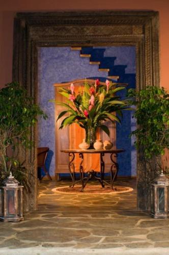 a painting of a table with a vase of flowers at Hacienda La Isla Lodge in Sarapiquí