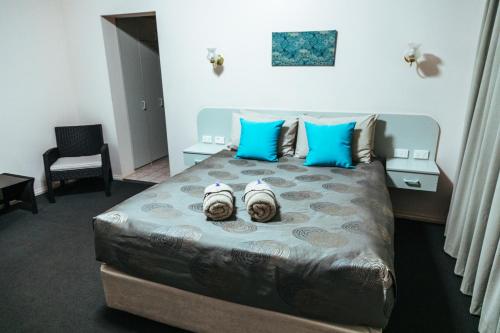 Кровать или кровати в номере Copper City Motel