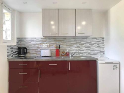 une cuisine avec un évier et un réfrigérateur dans l'établissement Perfect Relaxation - Paris Antony, à Antony