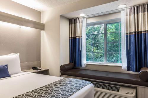 Ένα ή περισσότερα κρεβάτια σε δωμάτιο στο Microtel Inn & Suites by Wyndham Atlanta Buckhead Area