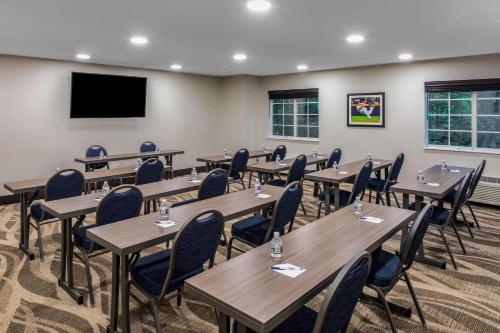 Μια τηλεόραση ή/και κέντρο ψυχαγωγίας στο Microtel Inn & Suites by Wyndham Atlanta Buckhead Area