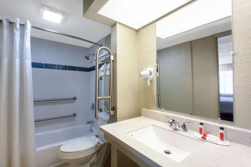 Travelodge by Wyndham Deltona tesisinde bir banyo