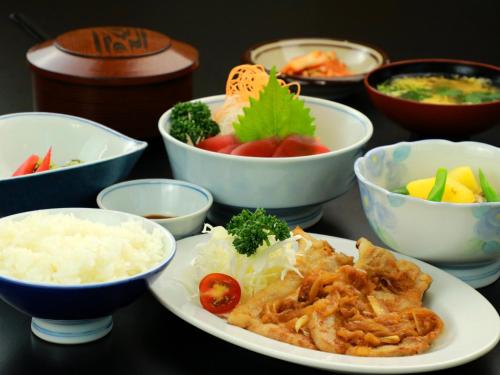 a table topped with bowls of different types of food at Business Hotel Nishikiryu in Kiryu