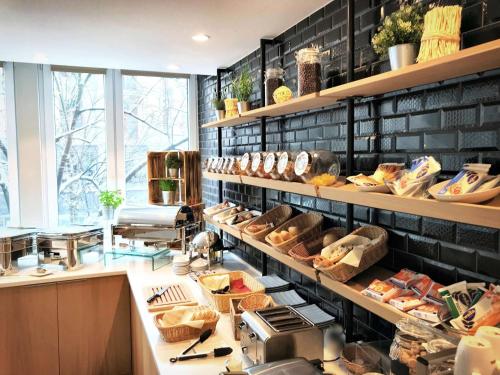 a bakery with breads and other items on shelves at Mercure Hotel Kaiserhof City Center in Frankfurt/Main