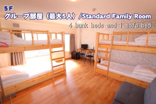 เตียงสองชั้นในห้องที่ RED HELMET House & Sports Bar Hiroshima