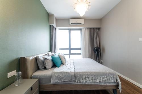 八打靈再也的住宿－Madam Design 1 at Kota Damansara，一间卧室配有一张带窗户的床